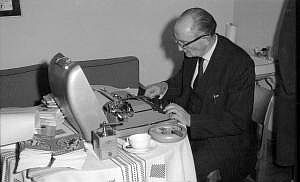 1958_goebel an schreibmaschine_n_01